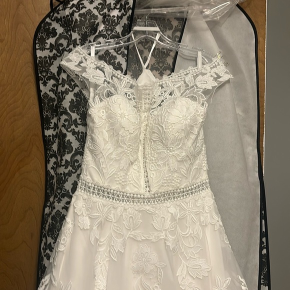 Dresses & Skirts - Bridal Size 12 (regular size 6-8) ivory wedding gown. W/floral veil. Never worn.